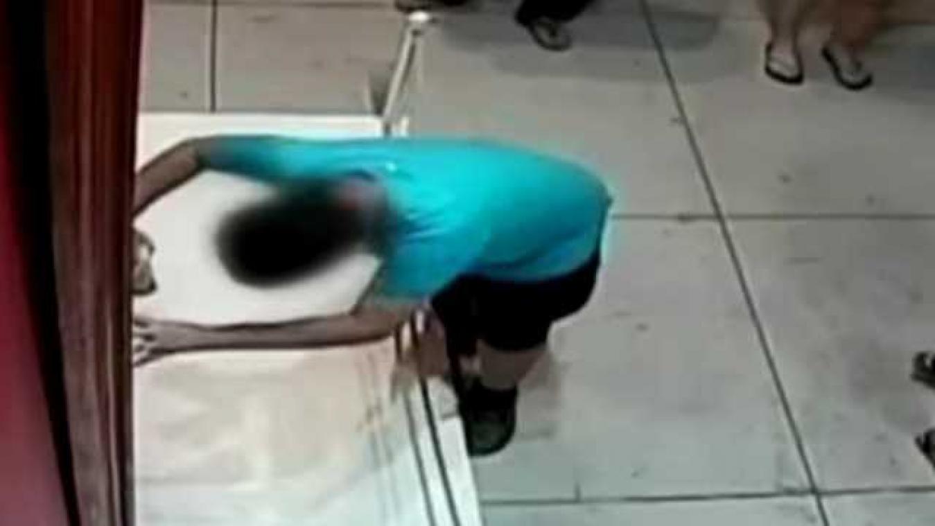 Jongen struikelt en slaat gat in kostbaar schilderij