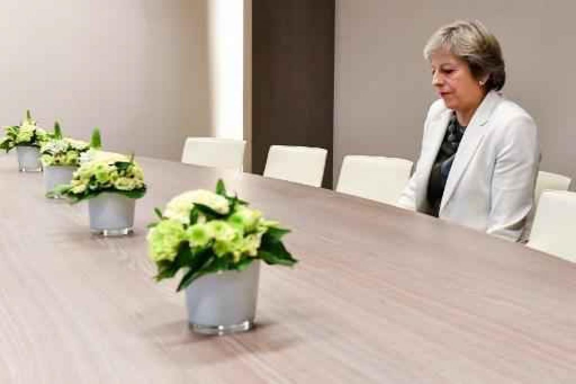 EU-top - Internet spot met foto van 'eenzame' Theresa May op Brusselse EU-top