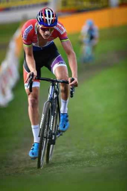 WB veldrijden - Mathieu van der Poel pakt de zege in Koksijde
