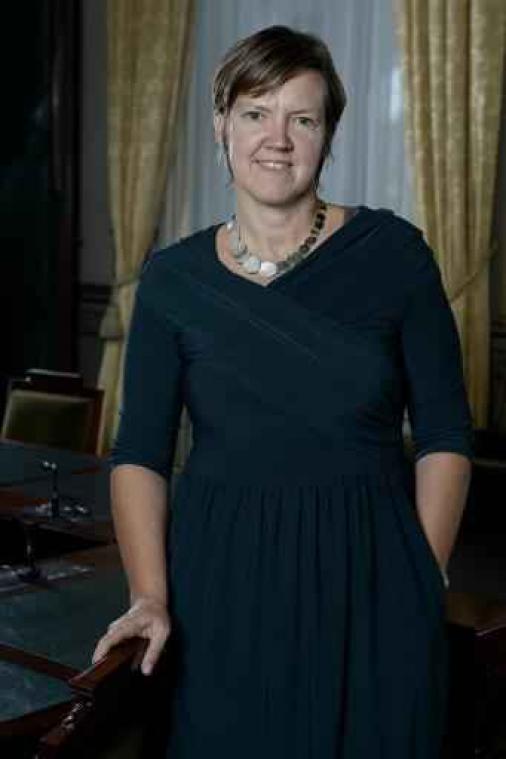 Els Van Hoof geeft fakkel bij Vrouw & Maatschappij door aan Liesbeth Maris