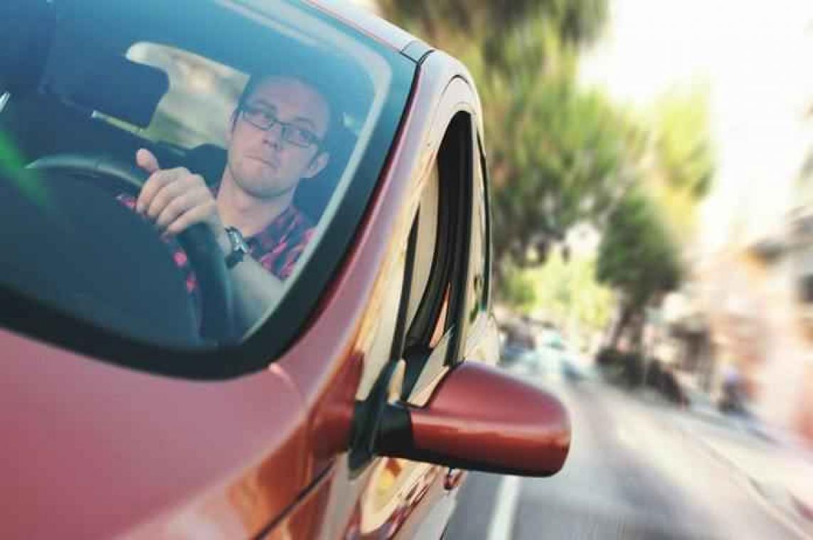 Chauffeur krijgt boete omdat hij te luid zingt