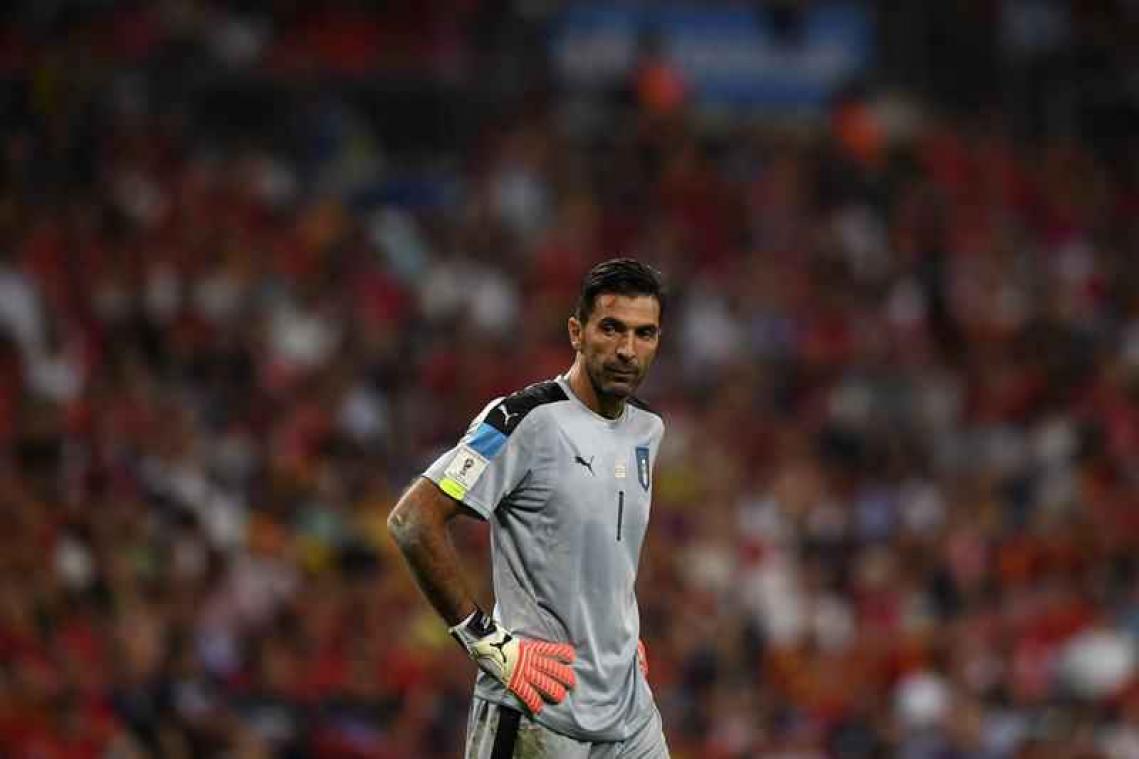 Buffon hangt na WK handschoenen aan de haak