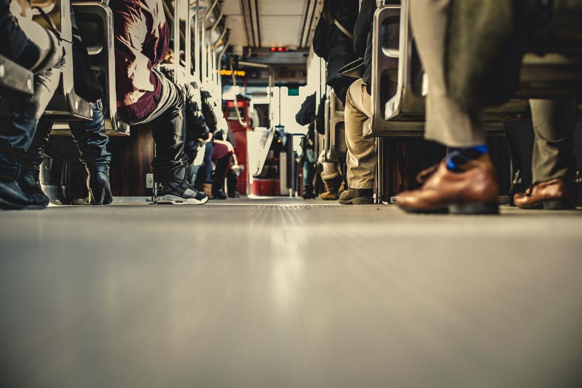 Waarom we makkelijk indommelen op de trein