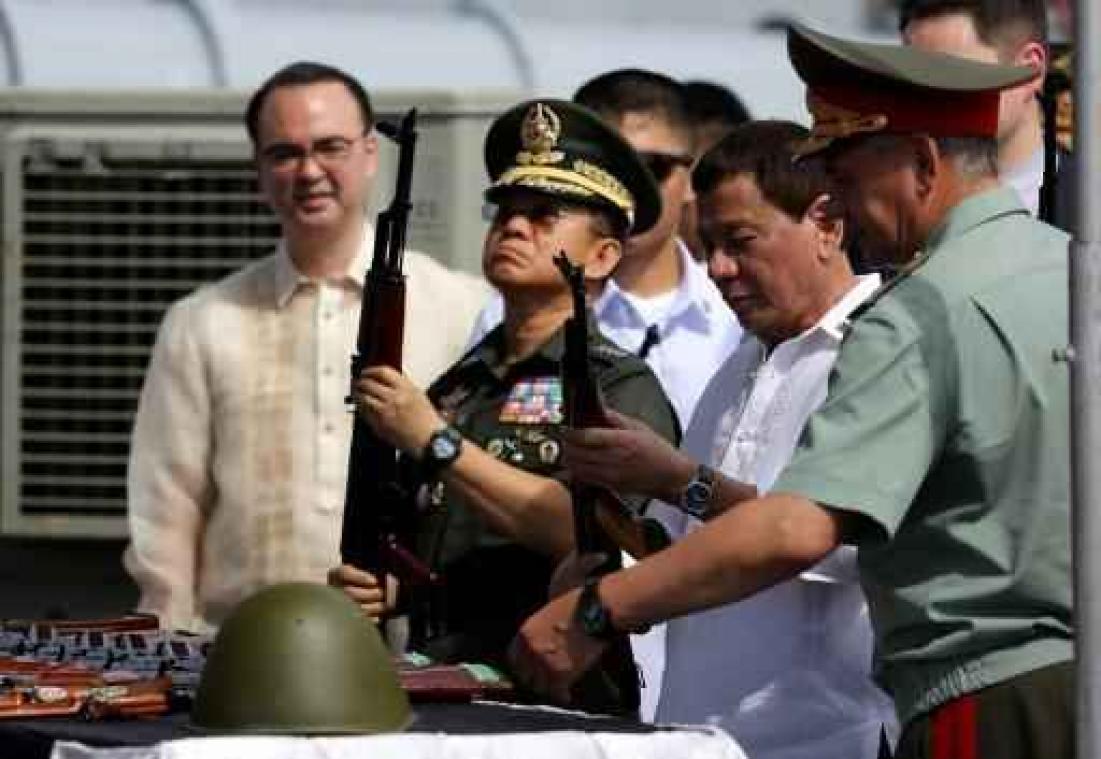 Rusland schenkt Duterte kalasjnikovs en ander militair materiaal