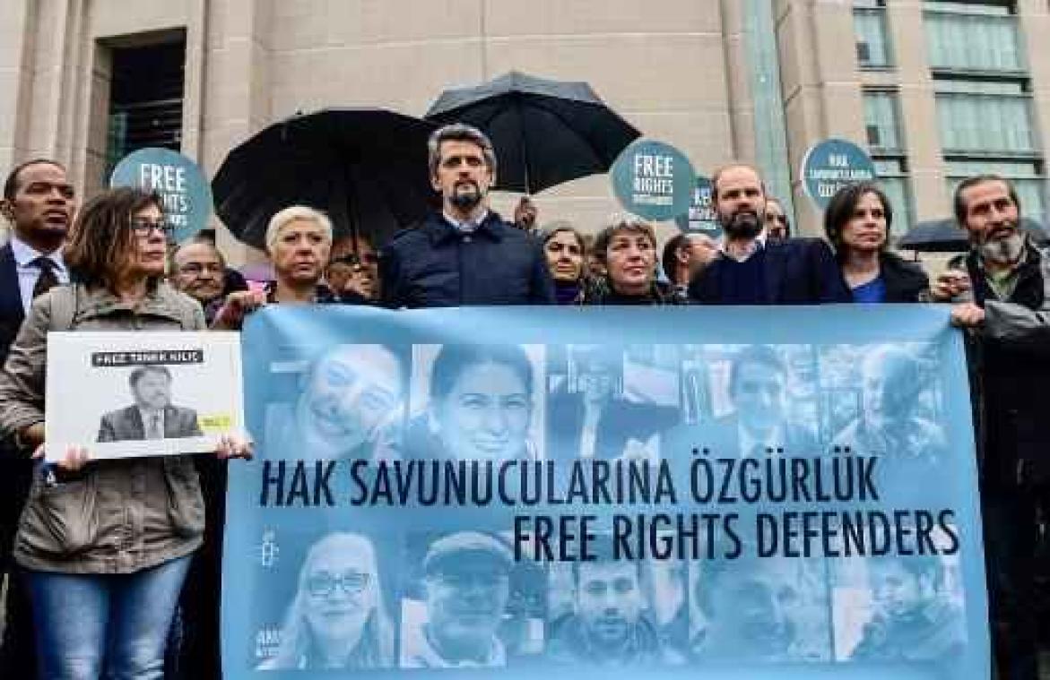 Turkse rechtbank laat acht mensenrechtenactivisten voorwaardelijk vrij