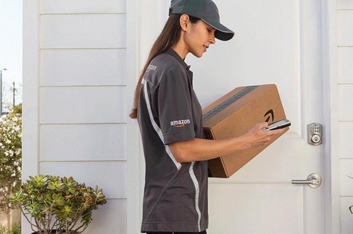 Amazon levert pakje in je woonkamer