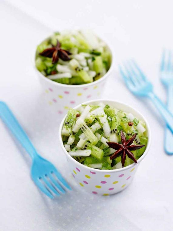 Fruitslaatje met kiwi, peer en munt