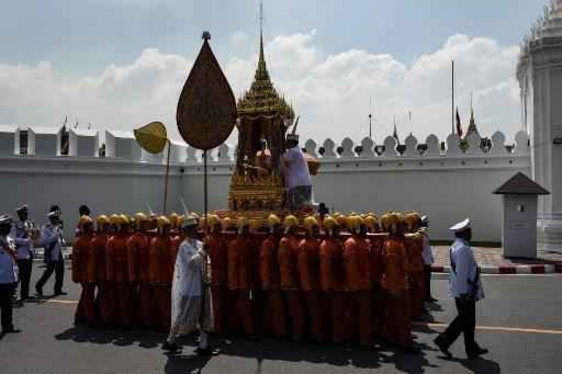 Assen van Thaise overleden koning naar Koninklijk Paleis gebracht