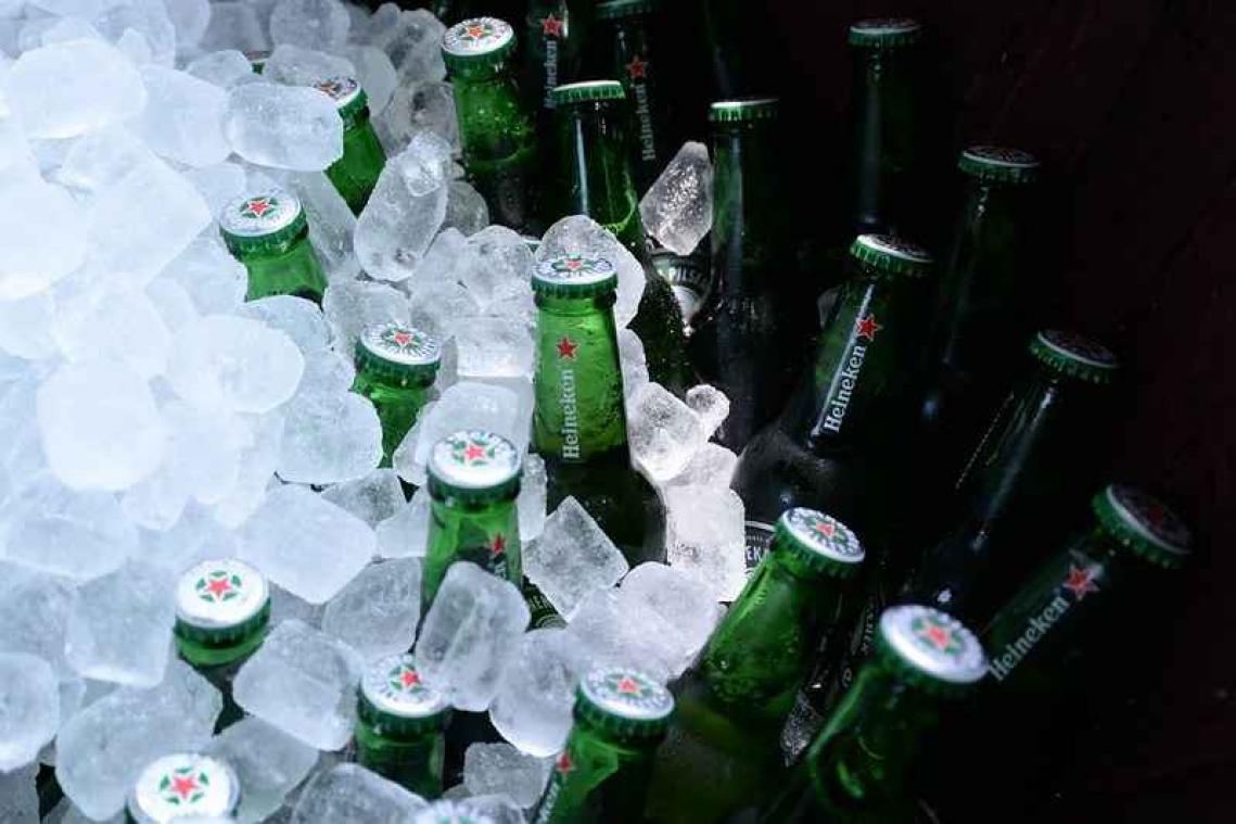 Man komt vast te zitten in bierfrigo supermarkt en zet het op een zuipen