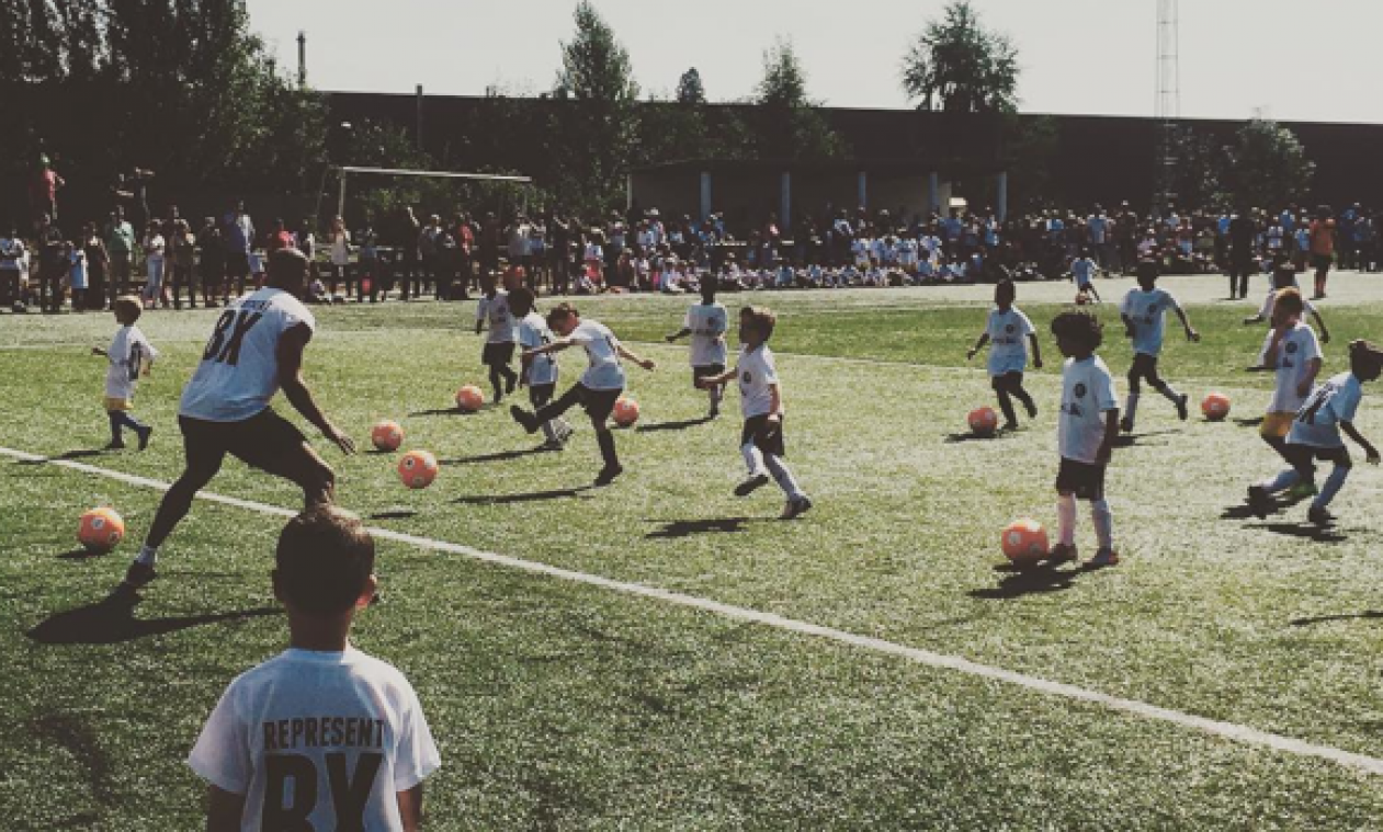 Kompany neemt het op tegen tientallen voetballertjes