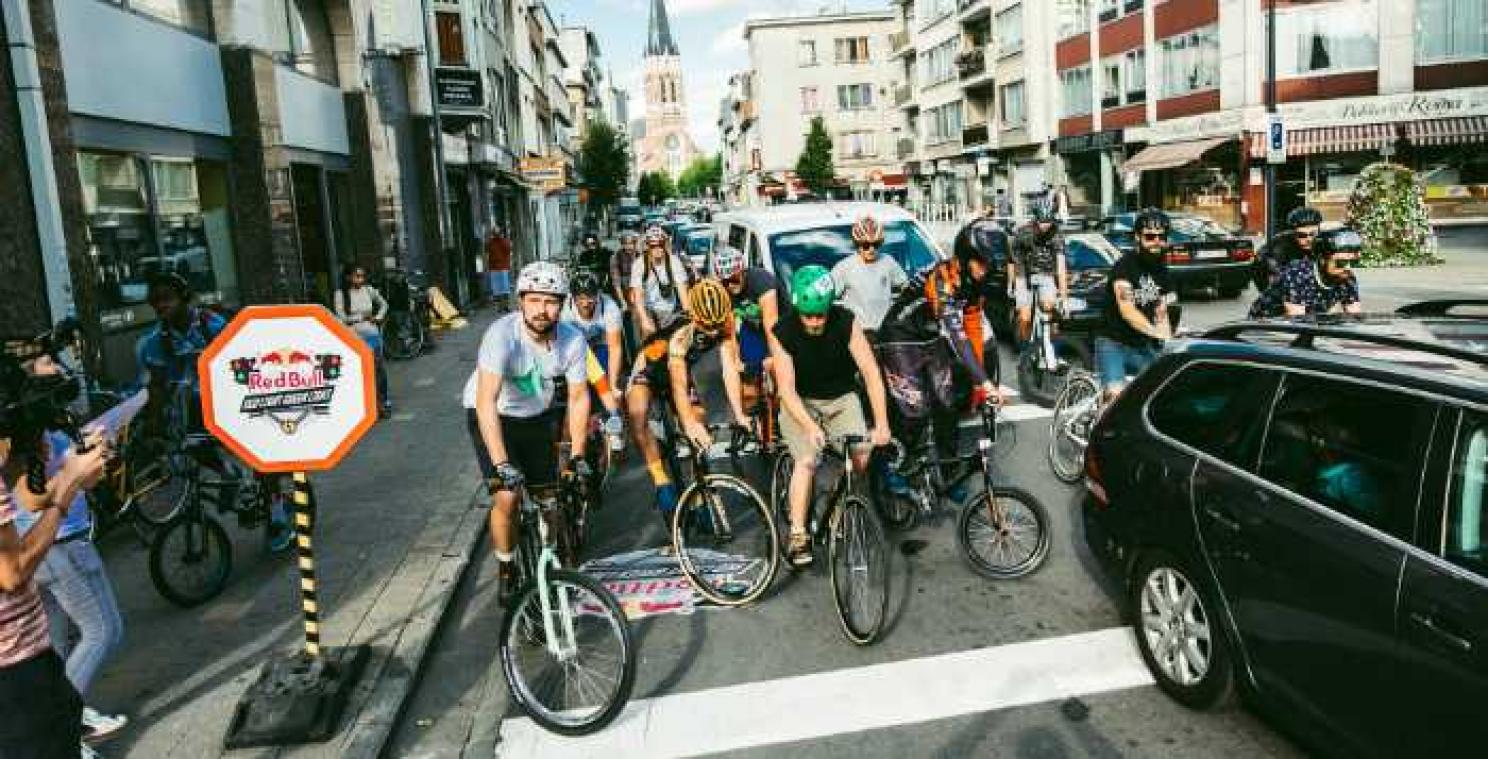 Naar school fietsen was nog nooit zo leuk met Red Bull Red Light Green Light!