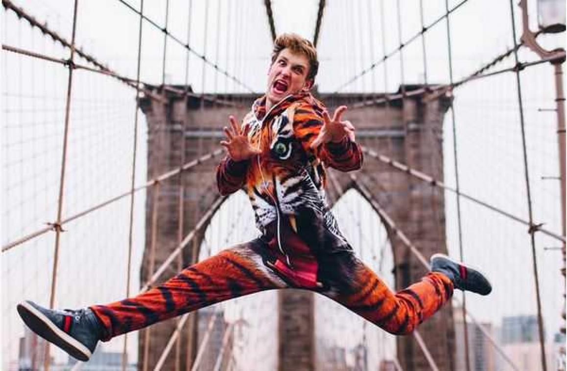 New Yorker doet op de meest random momenten een split