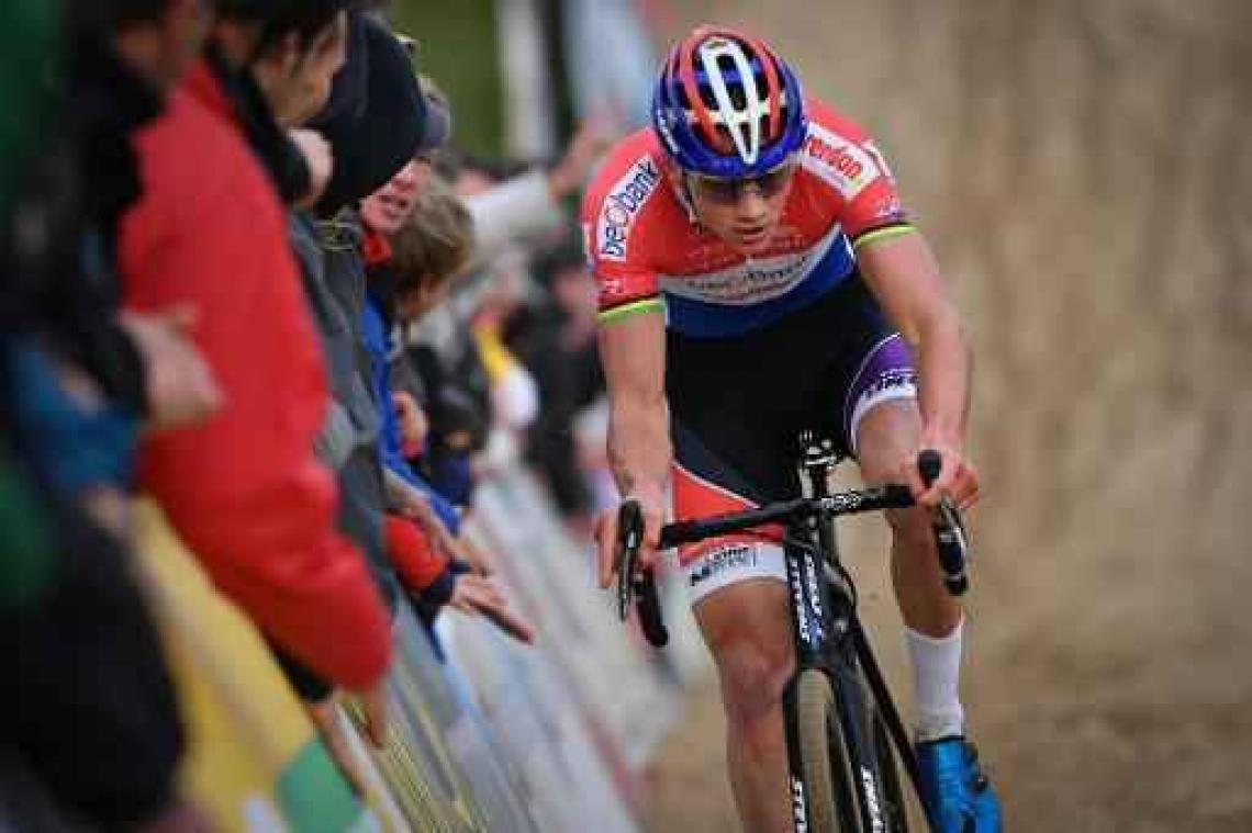 Mathieu van der Poel moet zwoegen, maar pakt de zege in Oudenaarde