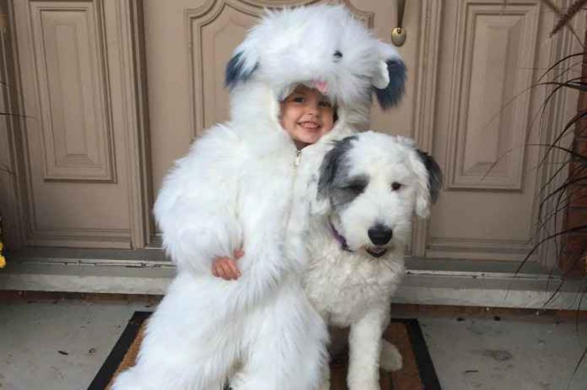 Meisje verkleedt zich als haar hond voor Halloween
