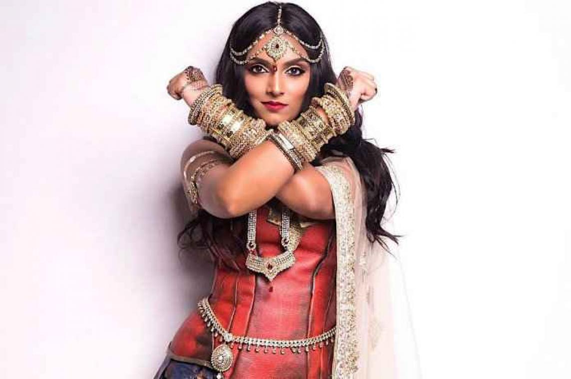 Vrouw transformeert zich in een Aziatische Wonder Woman