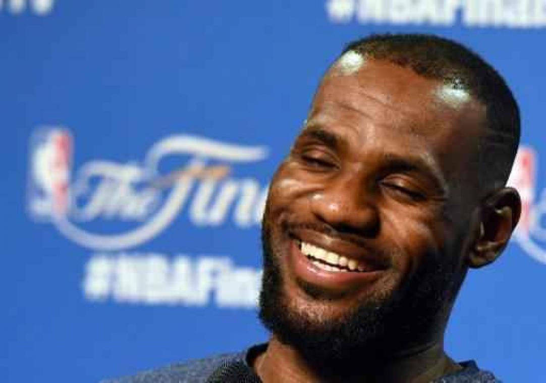 NBA - Indrukwekkende LeBron James laat Cleveland weer aanknopen met zege