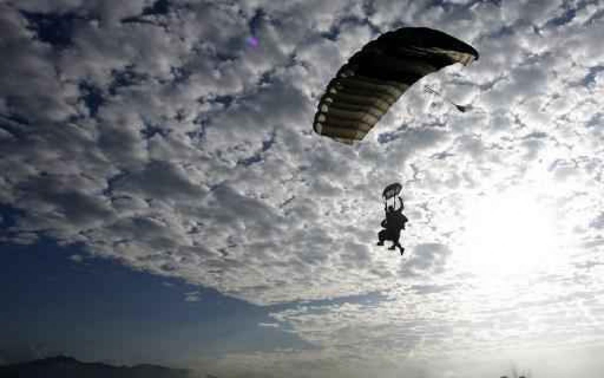Twee parachutisten gewond bij sprong in de buurt van Namen