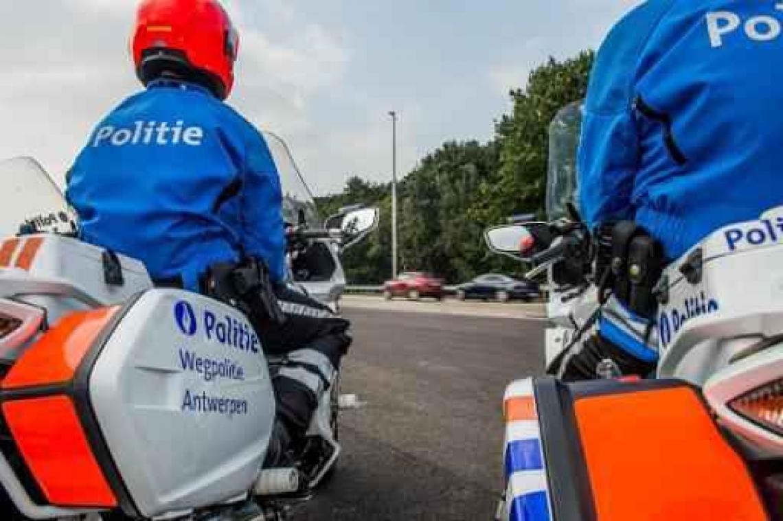 Politie onderzoekt beelden van trouwstoet die voor gevaar zorgde op E34