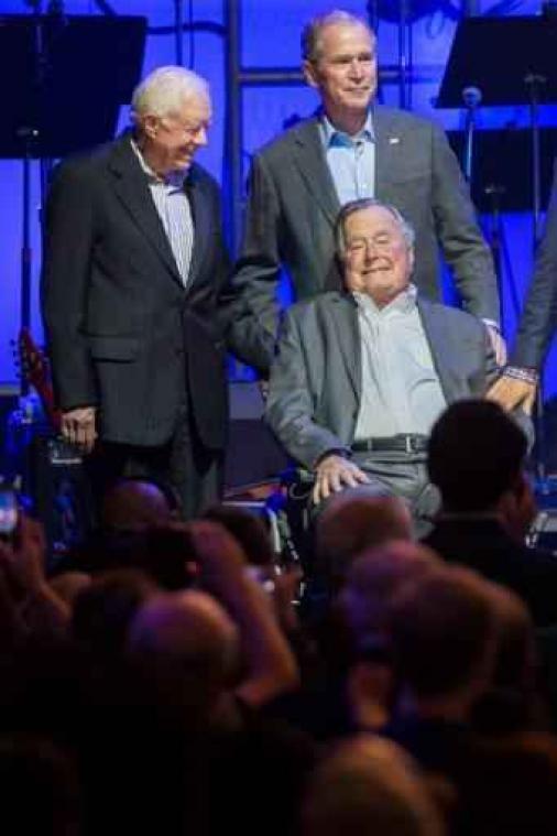 Vader Bush zegt dat hij voor Clinton stemde