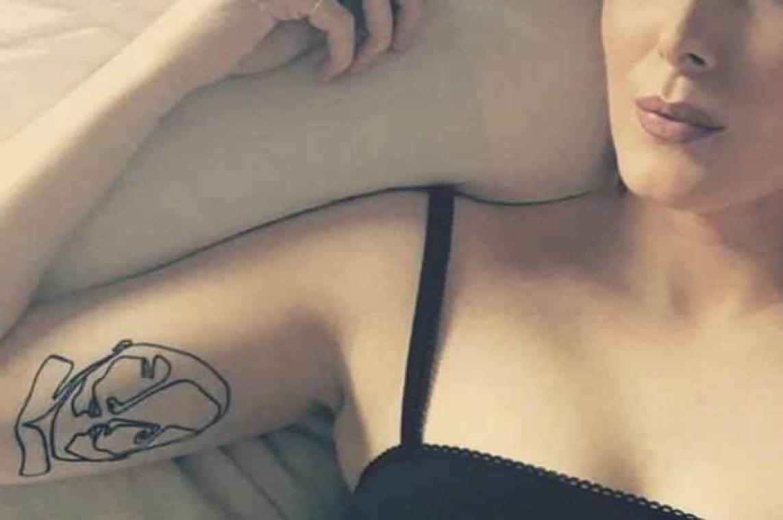 IN BEELD. Deze tattoos bestaan uit één lijn