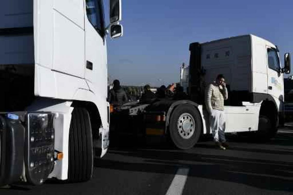 Marktkramers blokkeren invalswegen Parijs uit protest tegen afschaffing kerstmarkt