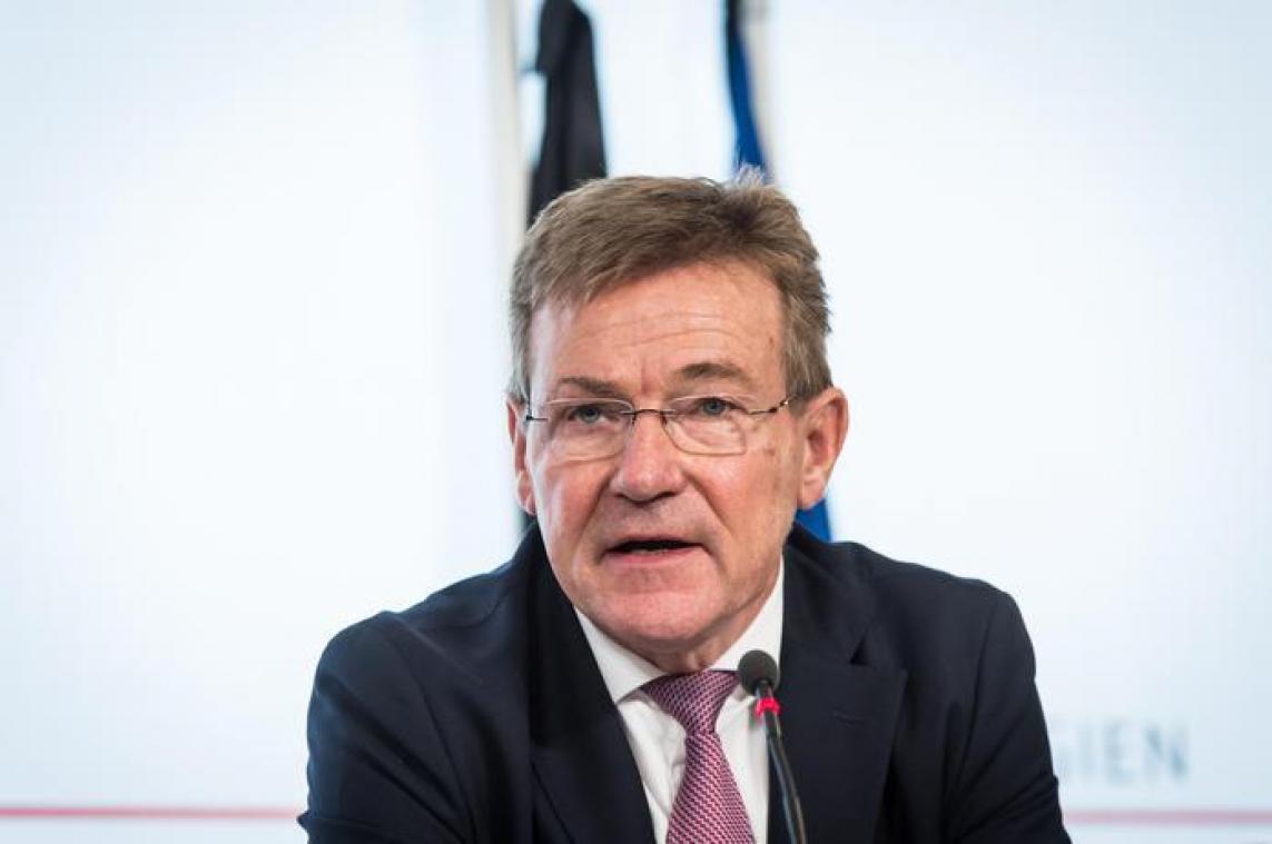 Van Overtveldt pleit voor zwarte lijst belastingparadijzen