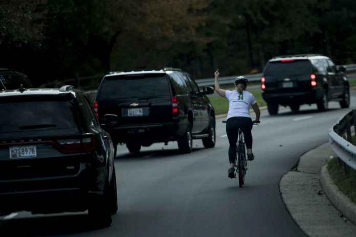 Vrouw ontslagen na middelvinger richting Trump