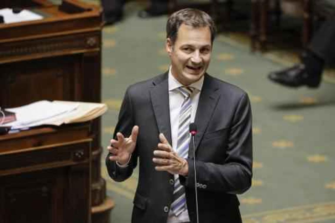 Nieuwe postwet tornt niet aan prijsuniformiteit en vijfdaagse bedeling, zegt De Croo