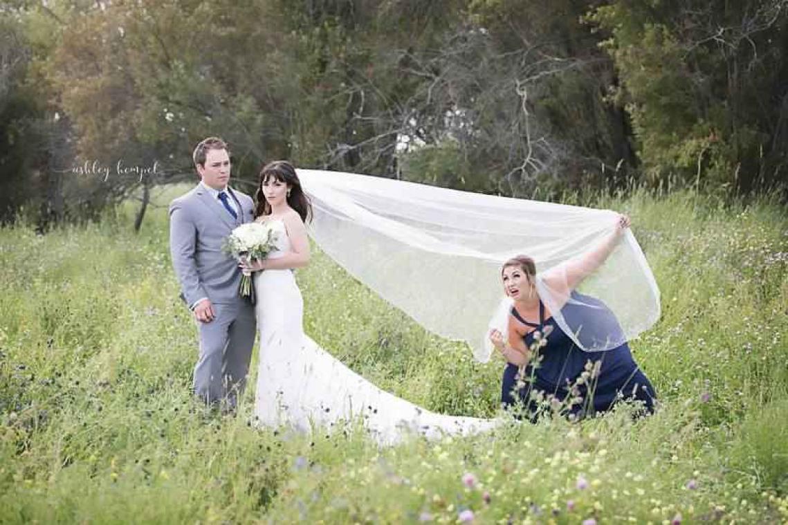 Bruidsmeisje fotobombt trouwfoto op hilarische wijze
