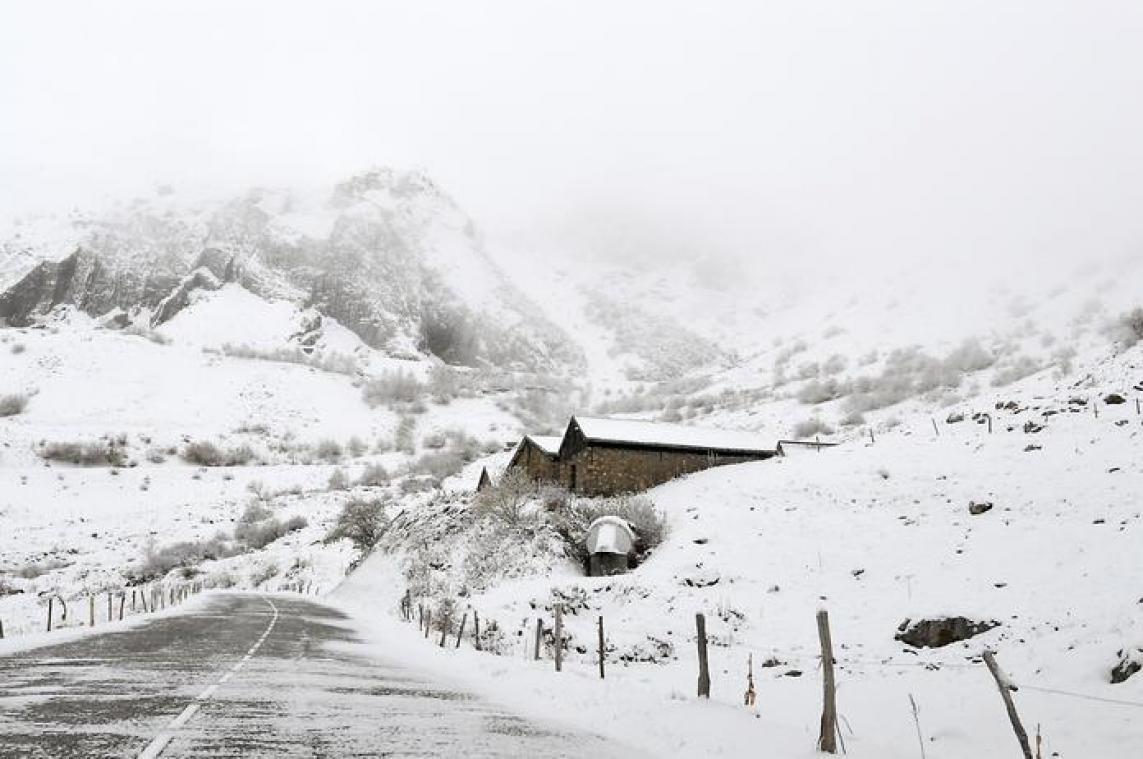 Alpen nu al bedekt met dik sneeuwtapijt