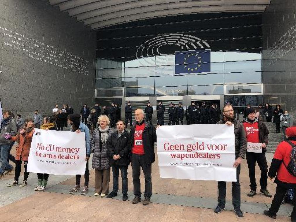 Vredesactie schudt Europees Parlement wakker in strijd tegen wapenindustrie