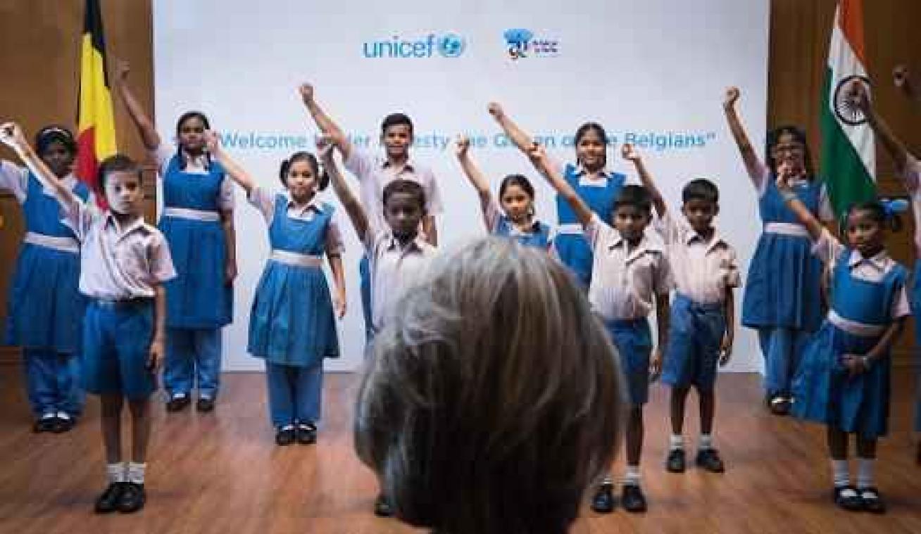 Koningin Mathilde woont voorstelling van "hand wash song" bij in Mumbai