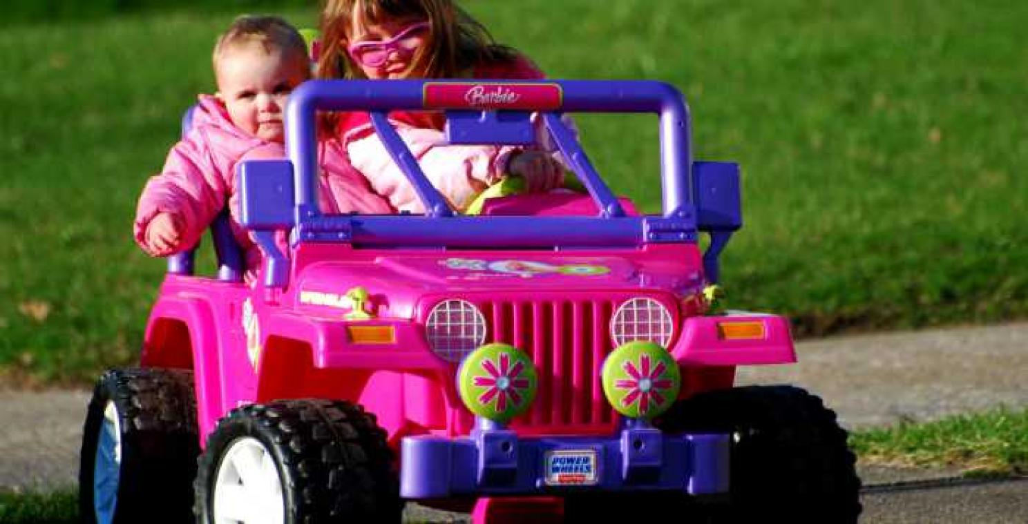 Studente omzeilt rijverbod met roze speelgoedjeep