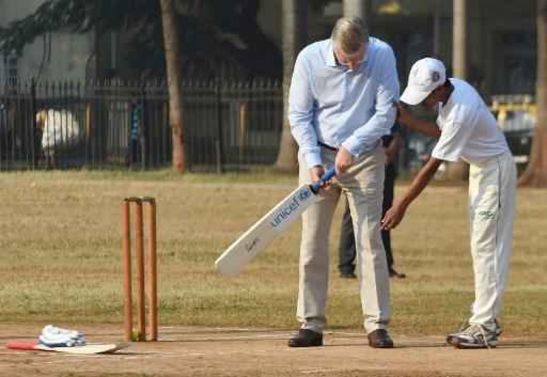 Staatsbezoek India: koninklijke initiatie cricket in Mumbai