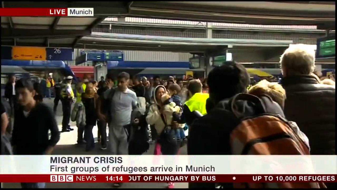 Applaus en warm welkom voor eerste vluchtelingen in München