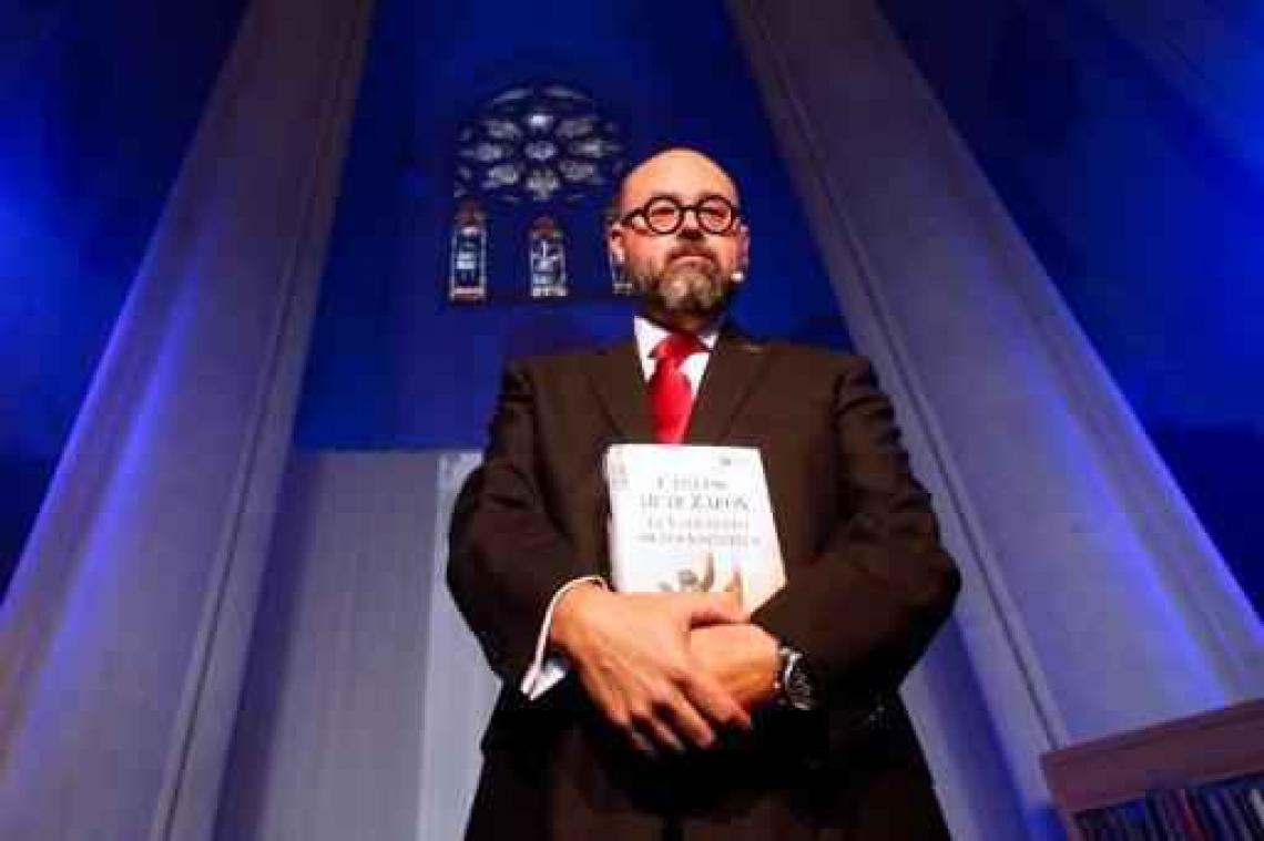 Spaanse schrijver Carlos Ruiz Zafón signeert op Boekenbeurs