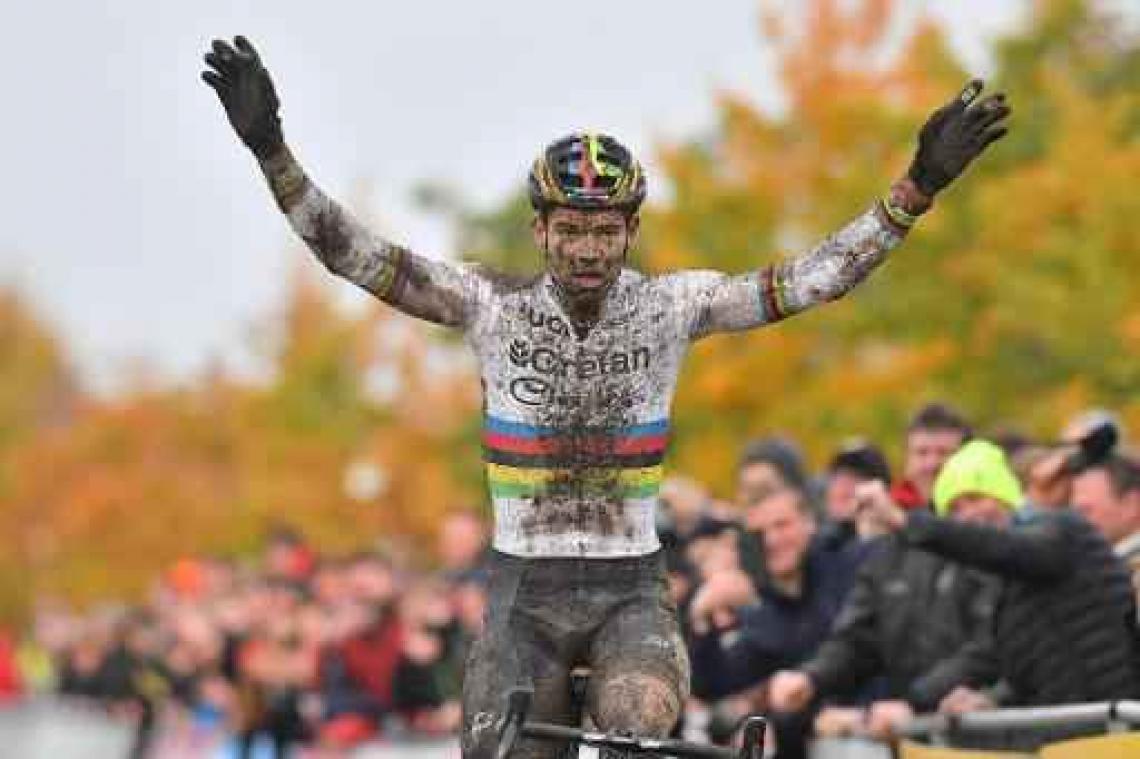 Wout van Aert pakt de zege in Gavere na materiaalpech Mathieu van der Poel