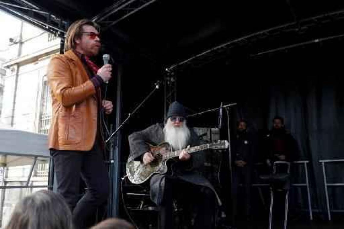 Eagles of Death Metal spelen verrassingsconcert in Parijs