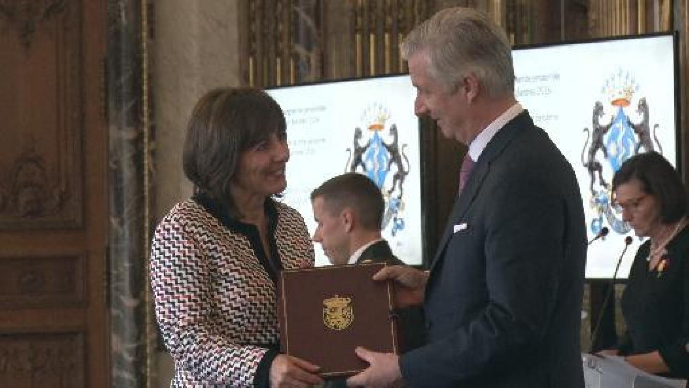 Koning Filip reikt adellijke titels en eretekens uit