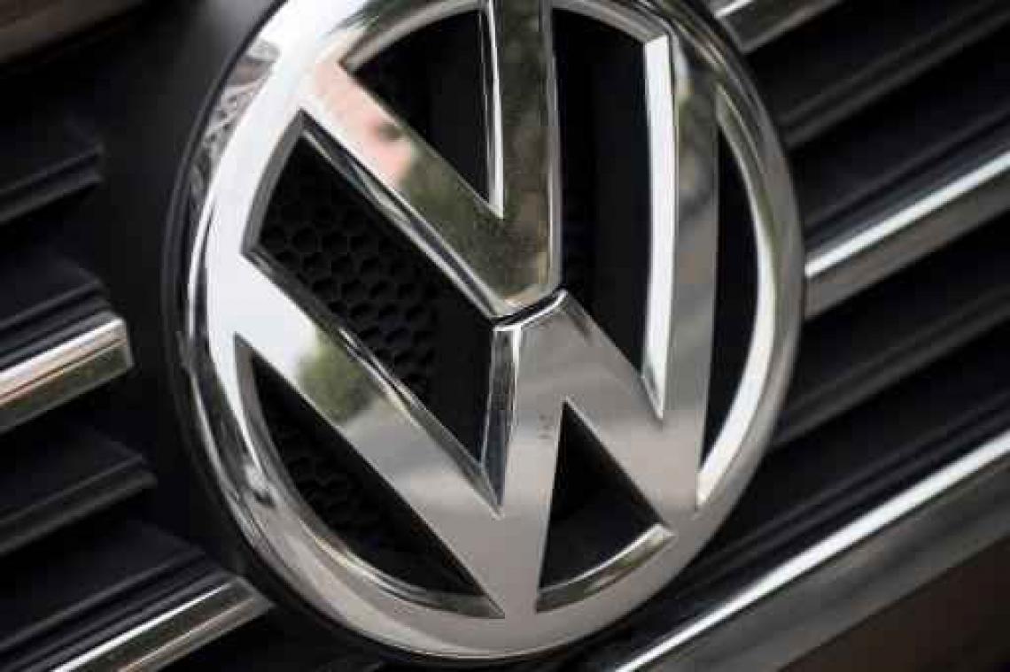 Speurders doorzoeken bureaus van VW-directeurs