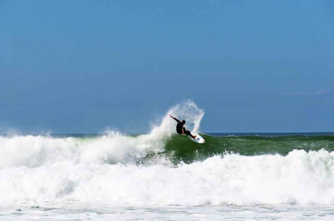 VIDEO. Surfer ontsnapt aan haai door hem een mep te geven