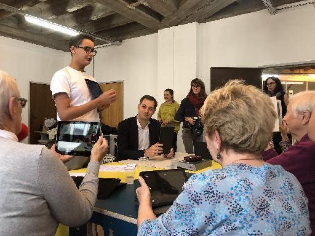 Vicepremier Alexander De Croo helpt senioren digitale kloof overbruggen