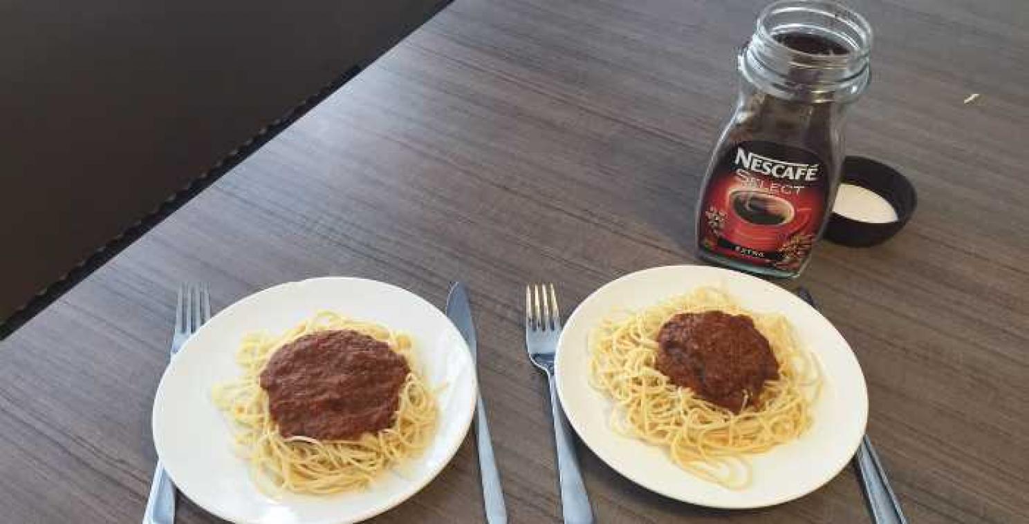 Spaghetti met een scheut oploskoffie. Kan dat voor u?