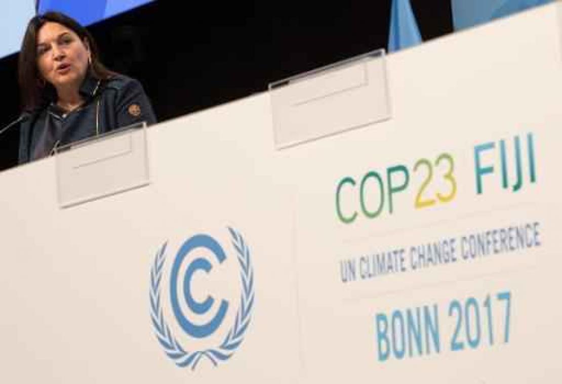 COP23 - Groot spandoek "Save the climate - Belgium Act Now" aan Jubelpark opgehangen