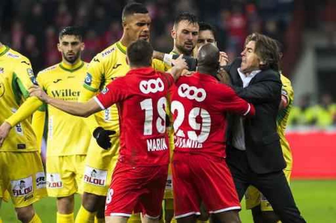 Jupiler Pro League - Standard en Oostende komen niet tot scoren in bitsige confrontatie met drie rode kaarten