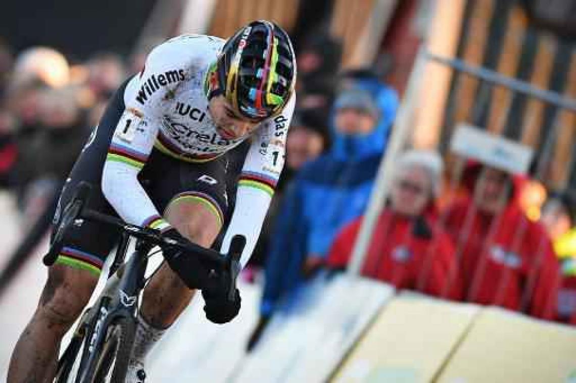 WB veldrijden - Wout van Aert alsnog tweede na twee lekke banden: "Ben altijd alles blijven geven"