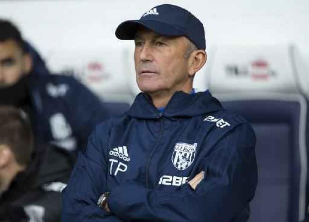 West Bromwich Albion zet coach Tony Pulis aan de deur