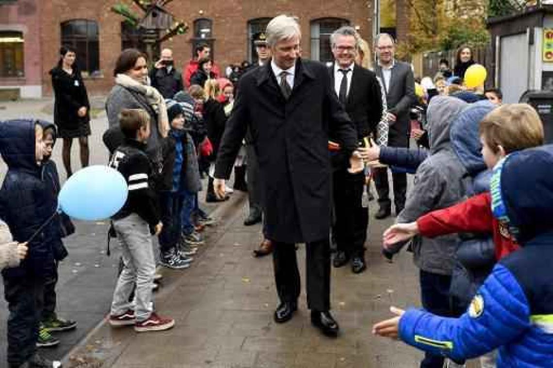Koning Filip leest voor aan leerlingen in basisschool Kampenhout