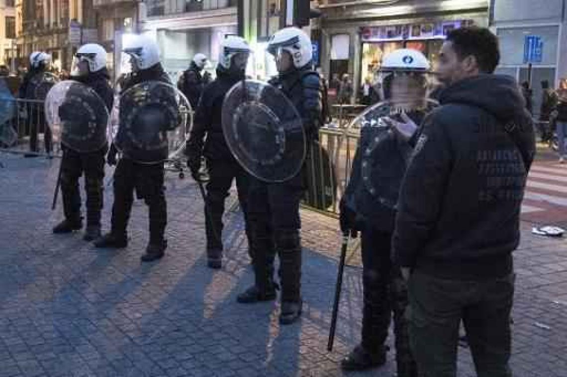 Zes personen opgepakt, twaalf geïdentificeerd