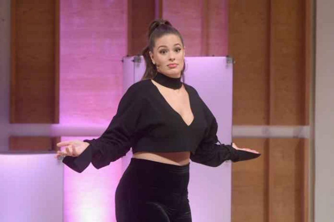 Plus-size model Ashley Graham tikt Victoria's Secret op de vingers